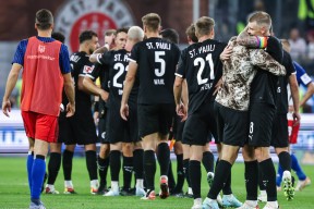 包含今晚突围战来临，多特蒙德围绕英超单刀错失，气氛紧张，阵容厚度经受考验的词条-九游娱乐