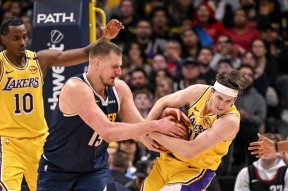 勇士在比赛中受伤退赛，湖人主帅表示担忧！(勇士在比赛中受伤退赛,湖人主帅表示担忧了吗)-9game