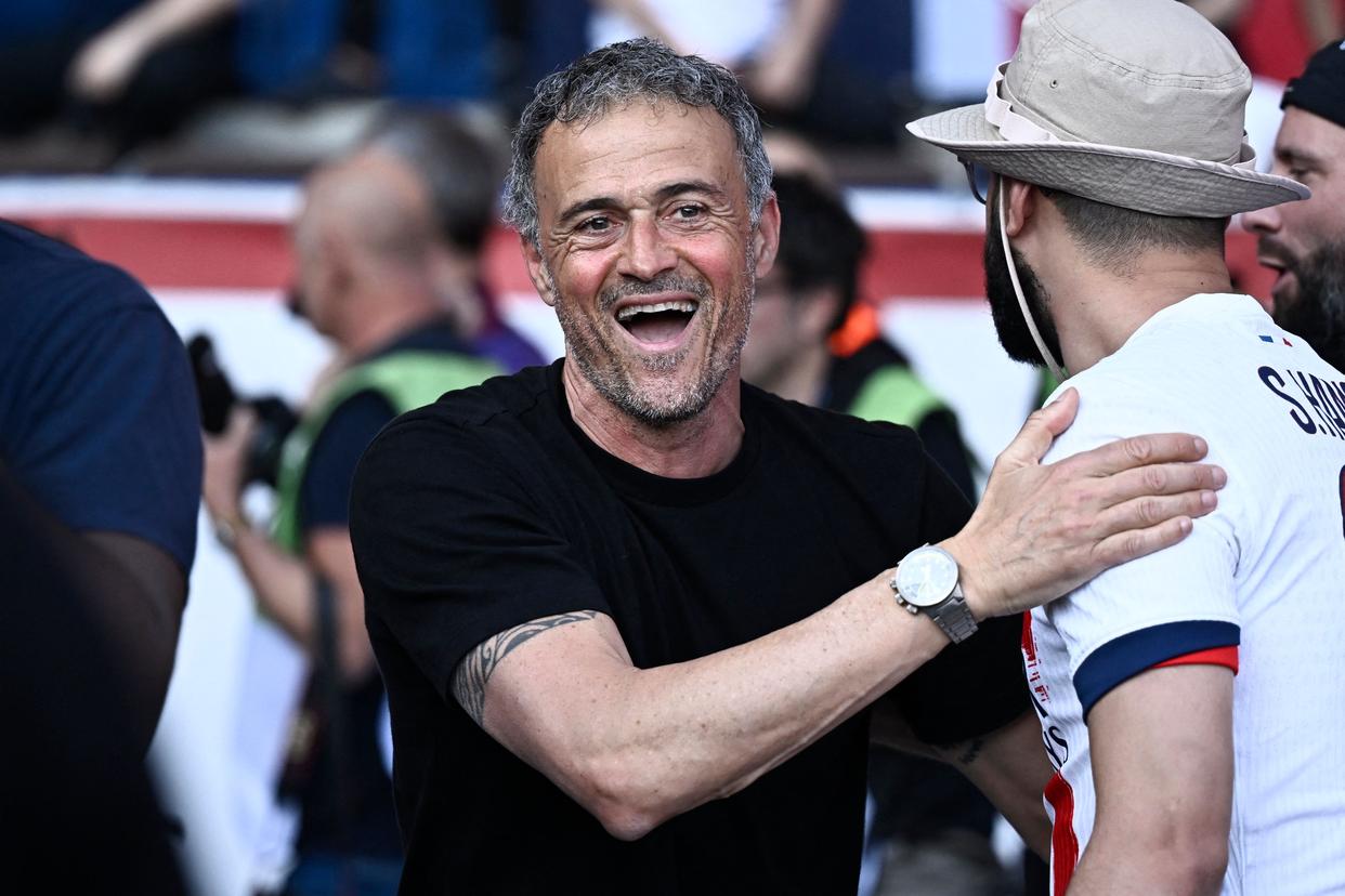 巴黎圣日耳曼训练开放日；窗口期回应争议引欢呼；社区盾在即；年轻球员得到机会的简单介绍