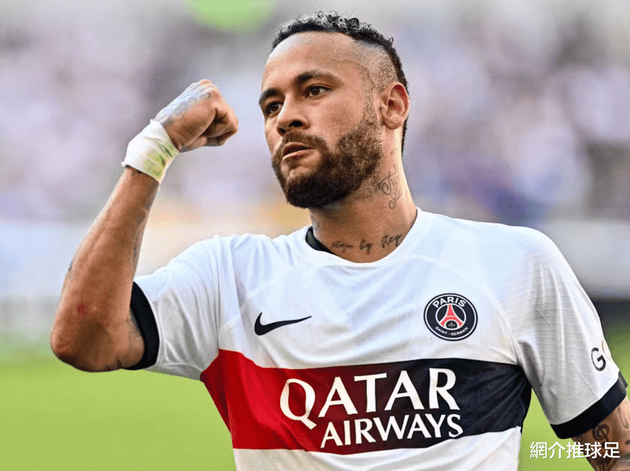 巴黎圣日耳曼训练开放日；窗口期回应争议引欢呼；社区盾在即；年轻球员得到机会的简单介绍